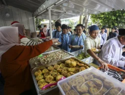 Jumat Berkah Ningsih Tinampi Bagikan 300 Porsi Makanan Gratis untuk Masyarakat