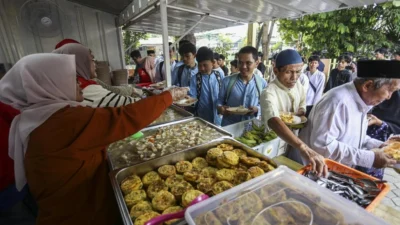 Jumat Berkah Ningsih Tinampi Bagikan 300 Porsi Makanan Gratis untuk Masyarakat
