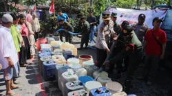 Kemarau Panjang: Pemkab Pasuruan dan Pemprov Jatim Bersinergi Salurkan Bantuan Air Bersih dan Sembako