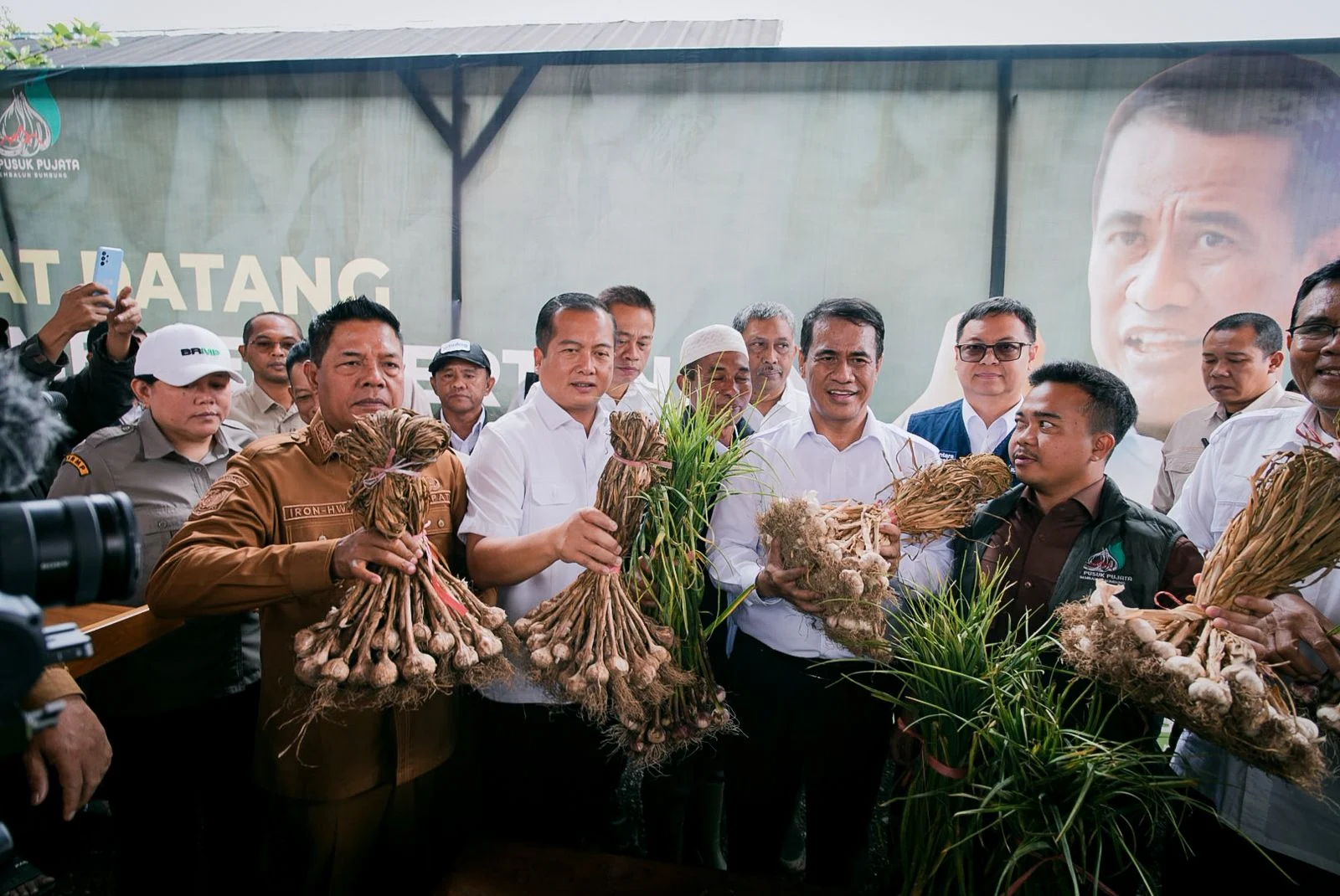 AIPTU Setiyo Prayitno Tinjau Langsung Perkembangan Bawang Putih di Tlogosari