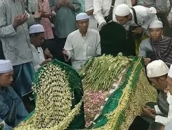 Alun-Alun Tanggul Terhubung Makam Habib Sholeh