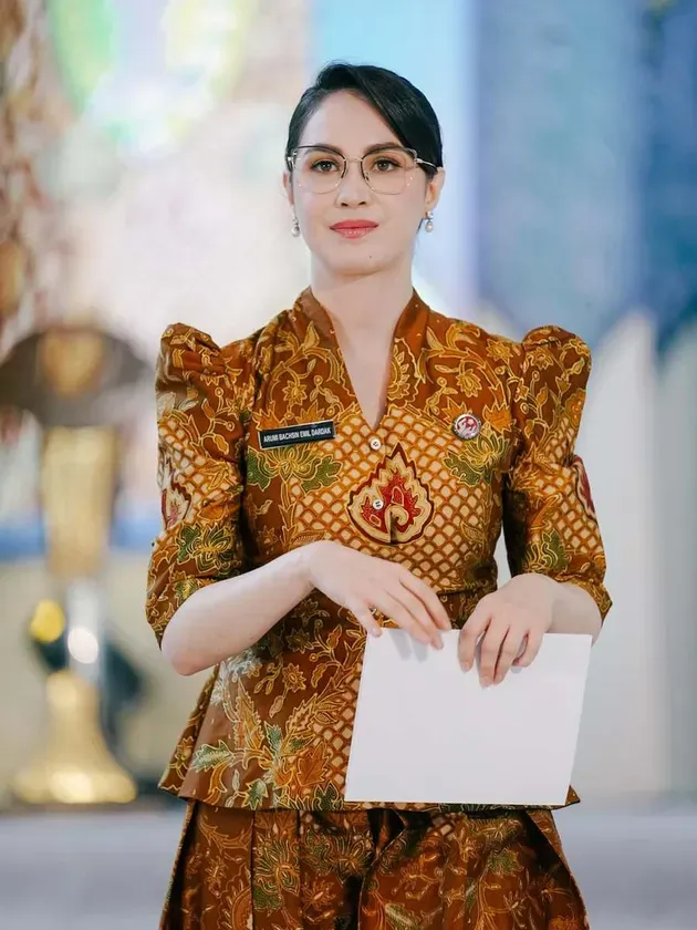 Ayu Arumi Bachsin Tampil di Pawai Busana Batik Pasuruan