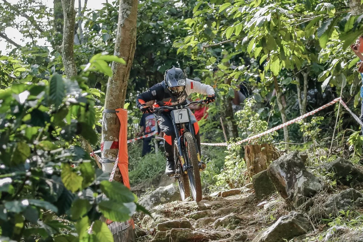 Debu Arjuno Bike Park Uji Nyali Downhiller di Seri 2