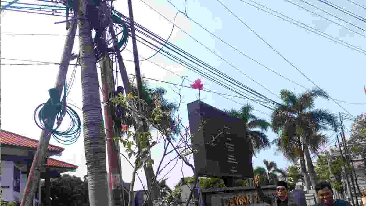 Ditertibkan! Tak Berizin, Kabel Provider di Tiang PJU Kota Pasuruan