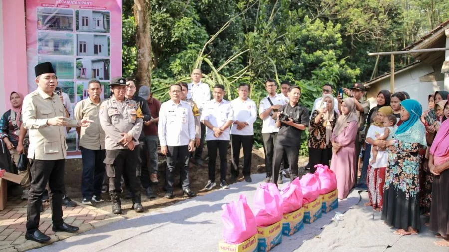 DPR RI Gerindra Gerakkan Bantuan Rumah Tak Layak Huni di Jember