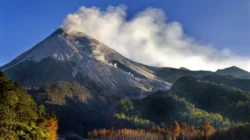 Gunung Semeru (Pemantauan Ketat Gunung Semeru: BPBD Lumajang Siaga 24 Jam)