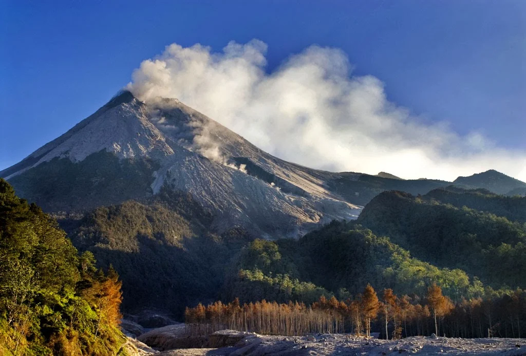 Gunung Semeru (Pemantauan Ketat Gunung Semeru: BPBD Lumajang Siaga 24 Jam)