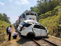 Mobil Putih Diseret 1 Km, Pengemudi Fortuner Tewas di Tanggul Jember