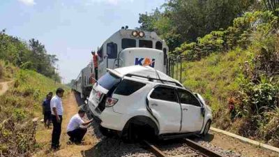 Mobil Putih Diseret 1 Km, Pengemudi Fortuner Tewas di Tanggul Jember