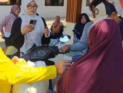 Lurah Kranjingan Ikut Sibuk di Tengah Antrean Bapang Pastikan Bantuan Sampai ke Warga