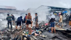 Kebakaran Pasar Kepulungan: Pedagang Tetap Berdagang, Warga Bersihkan Area