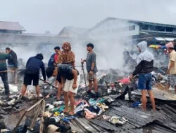 Kebakaran Pasar Kepulungan: Pedagang Tetap Berdagang, Warga Bersihkan Area