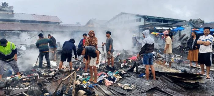 Kebakaran Pasar Kepulungan: Pedagang Tetap Berdagang, Warga Bersihkan Area