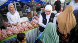 Khofifah Hadirkan Pasar Murah di Lumbang untuk Warga Terdampak Kekeringan