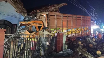 Lereng Semeru Lumajang: Kecelakaan Beruntun di Lereng Semeru Lumajang Dua Orang Luka Kritis