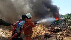 Panik Warga Mayangan saat Tumpukan Sampah di Probolinggo Terbakar