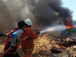 Panik Warga Mayangan saat Tumpukan Sampah di Probolinggo Terbakar