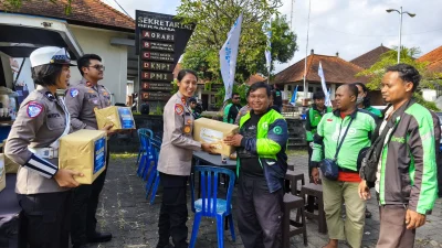 Polantas Jember Ngopi Bersama Ojol di Simpang Mangli