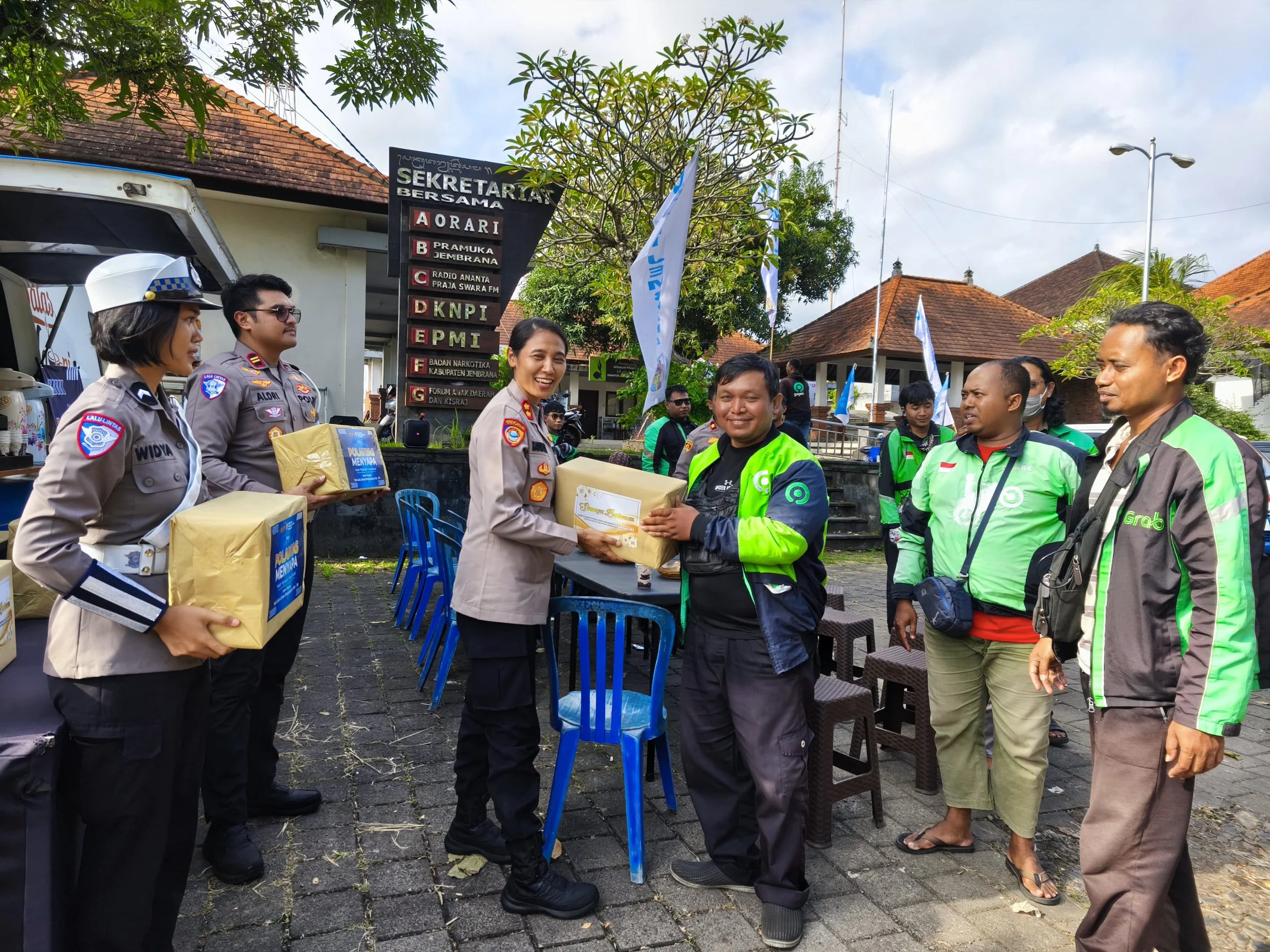 Polantas Jember Ngopi Bersama Ojol di Simpang Mangli