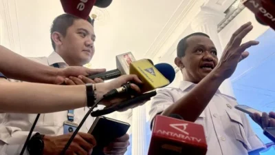 Prabowo Terima Laporan Migas dari Bahlil di Istana