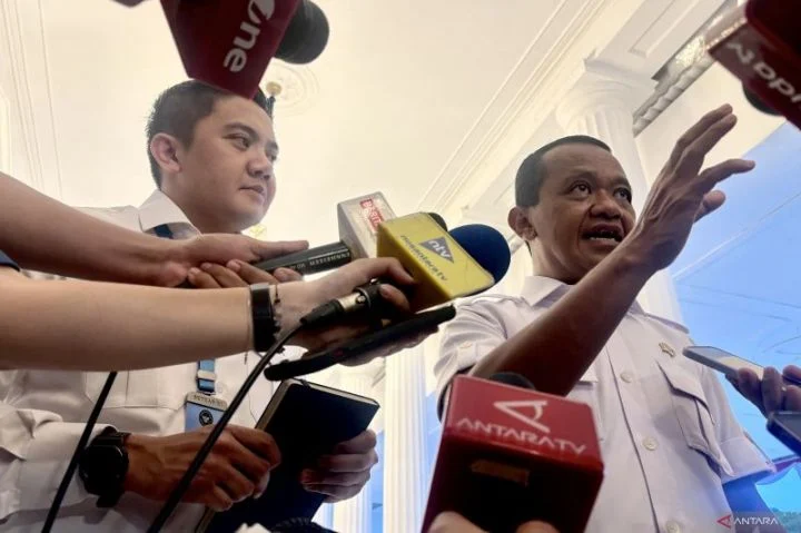 Prabowo Terima Laporan Migas dari Bahlil di Istana