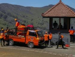 Ratapan Keluarga di Pemakaman Korban Kebakaran Bromo