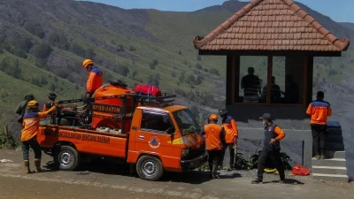Ratapan Keluarga di Pemakaman Korban Kebakaran Bromo