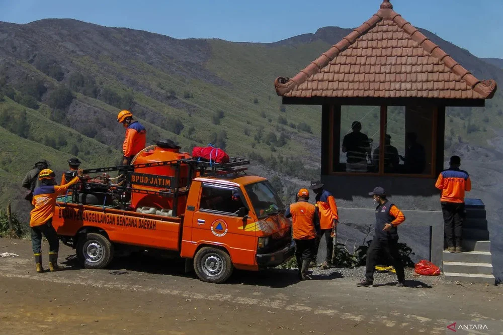 Ratapan Keluarga di Pemakaman Korban Kebakaran Bromo