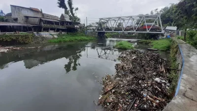 Sampah Sungai Gembong Capai 1 Ton Per Hari, Pemkot Minta Warga Hentikan Buang Sampah Sembarangan