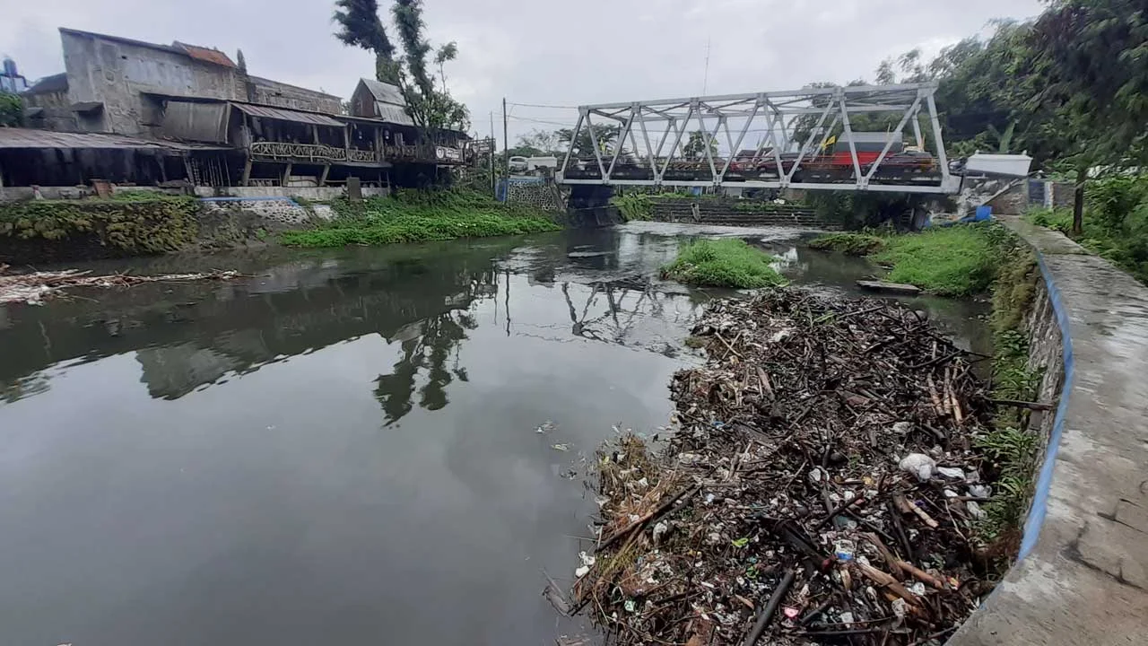 Sampah Sungai Gembong Capai 1 Ton Per Hari, Pemkot Minta Warga Hentikan Buang Sampah Sembarangan