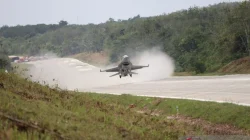TNI AU Uji Pendaratan Pesawat Tempur di Jalan Tol Paspro