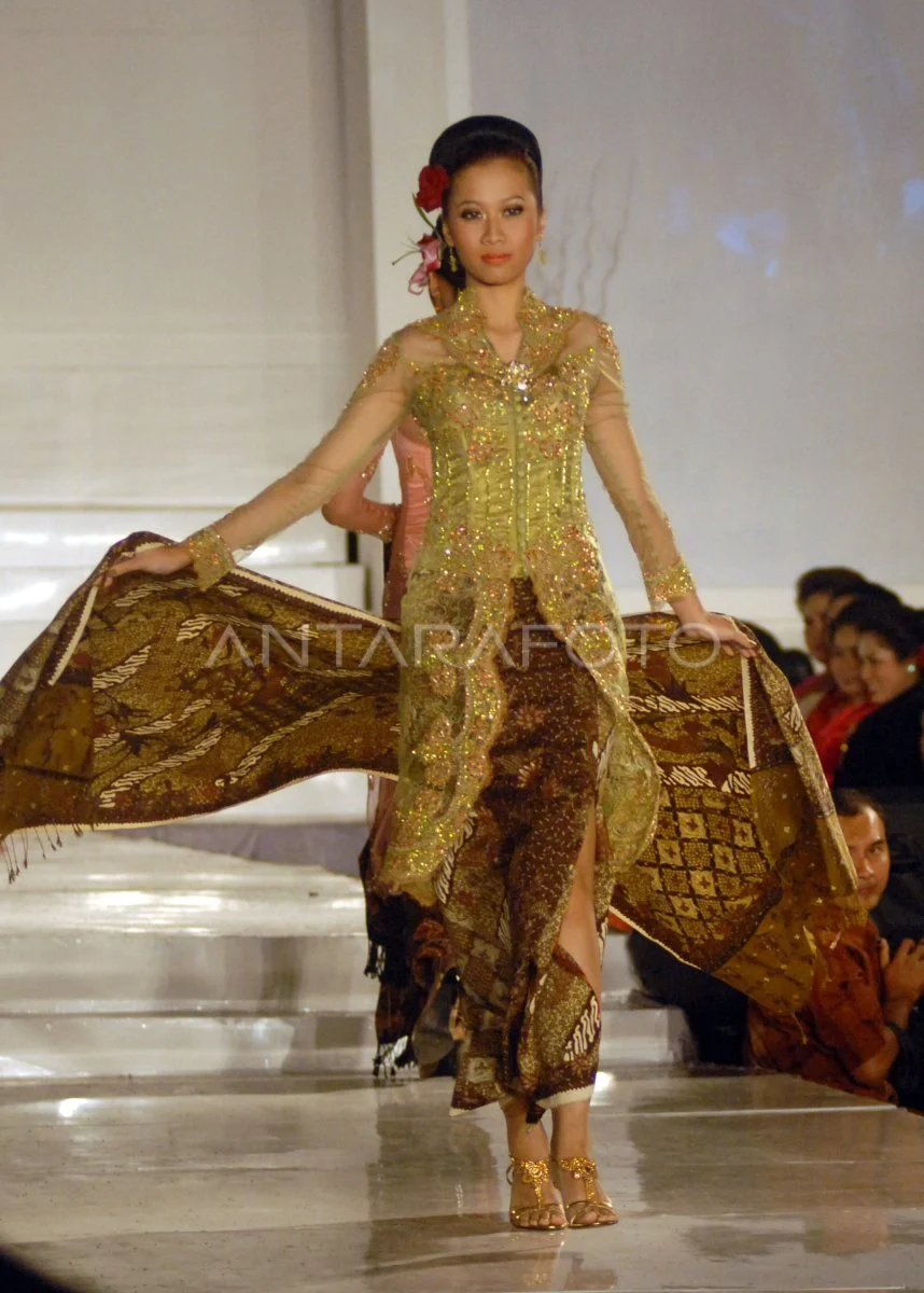 Trikristi Astuti Raih Juara 2 Fashion Show Batik