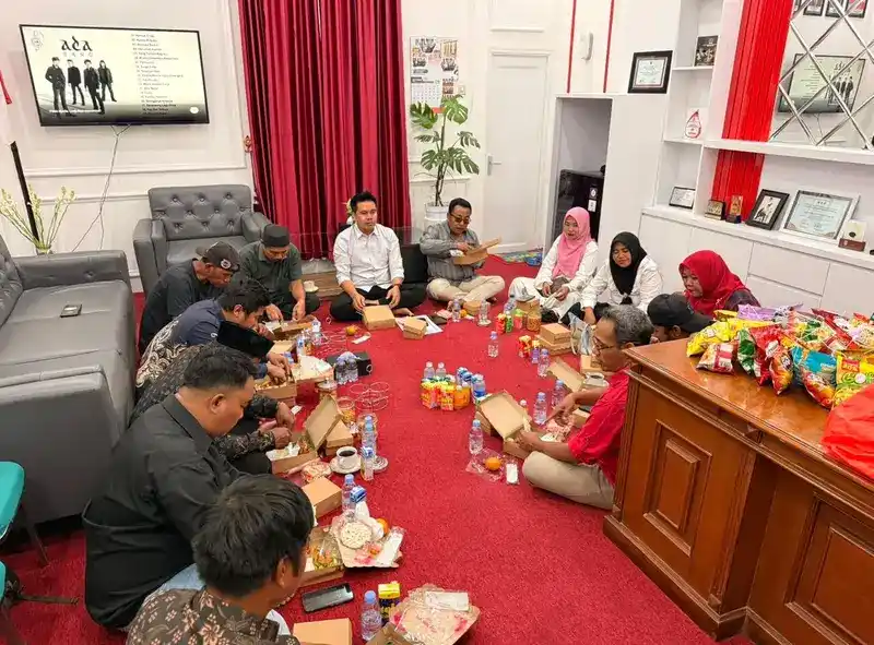 Zaini Ubah Ruang Kerja Jadi Lesehan Aspirasi RTLH