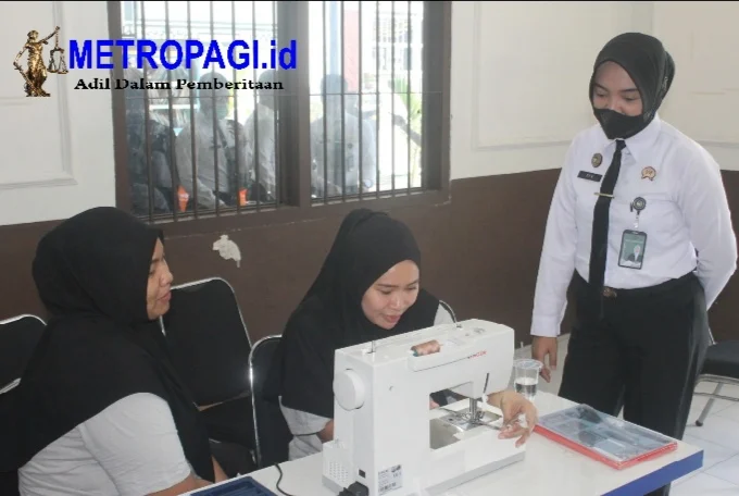 Wanita Binaan Rutan Bangil Asah Bakat Menjahit