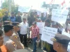 Warga Geruduk PN Kraksaan Tuntut Pembatalan Eksekusi Rumah di Sukodadi Paiton