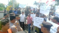 Warga Geruduk PN Kraksaan Tuntut Pembatalan Eksekusi Rumah di Sukodadi Paiton