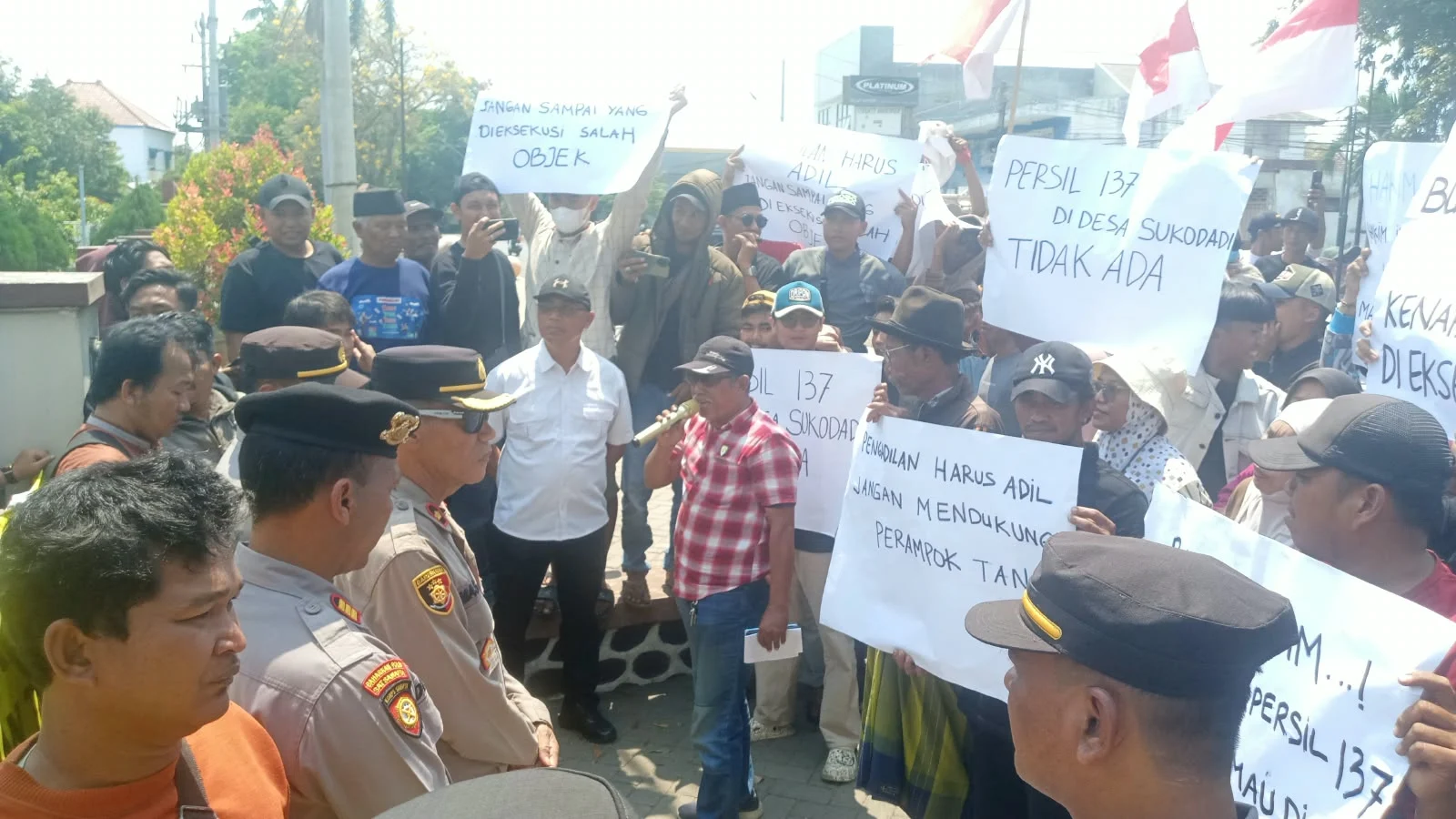 Warga Geruduk PN Kraksaan Tuntut Pembatalan Eksekusi Rumah di Sukodadi Paiton